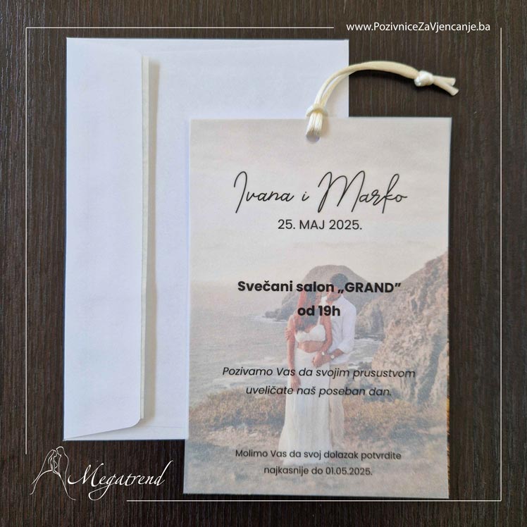 Prikaz pozivnice za vjenčanje koja je sastoji od četiri dijela, bijelog sjajnog papira na kojem je odštampana slika mladenaca, zatim prekrivača od providnog papira na kojem je odštampan tekst. Ova dva papira su probušena na vrhu i kroz njih se provlači treći element, tj. satenska špaga. Sve ovo zajedno se ubacuje u bijelu kovertu što čini četvrti dio pozivnice.