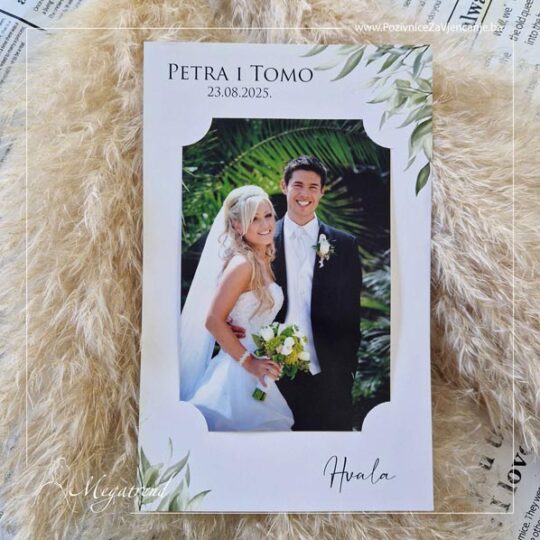 Prikaz zahvalnice sa herbalnim ilustracijama na bijeloj podlozi i prigodnim tekstom. Zahvalnica u centru ima četiri izreza u papiru koji služe da se uglovi izrađene fotografije ubace u te izreze i takva fotografija zajedno sa papirom na kojem je primijenjena štampa uruči gostima.